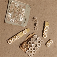 runde-hvide-plastikknapper-fire-huller-vintage-skjorteknapper